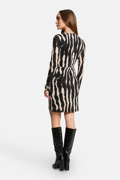 Robe courte noire à rayures zébrées de Morgan de Toi, manches longues et bottes hautes noires.

