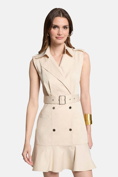 Robe beige de Morgan de Toi avec ceinture, coupe croisée et détail volanté en bas.