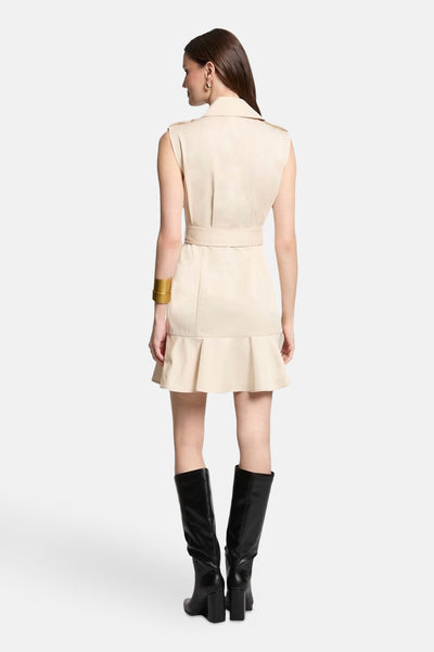 Robe beige de Morgan de Toi, avec ceinture, détail à volant et portée avec des bottes noires.
