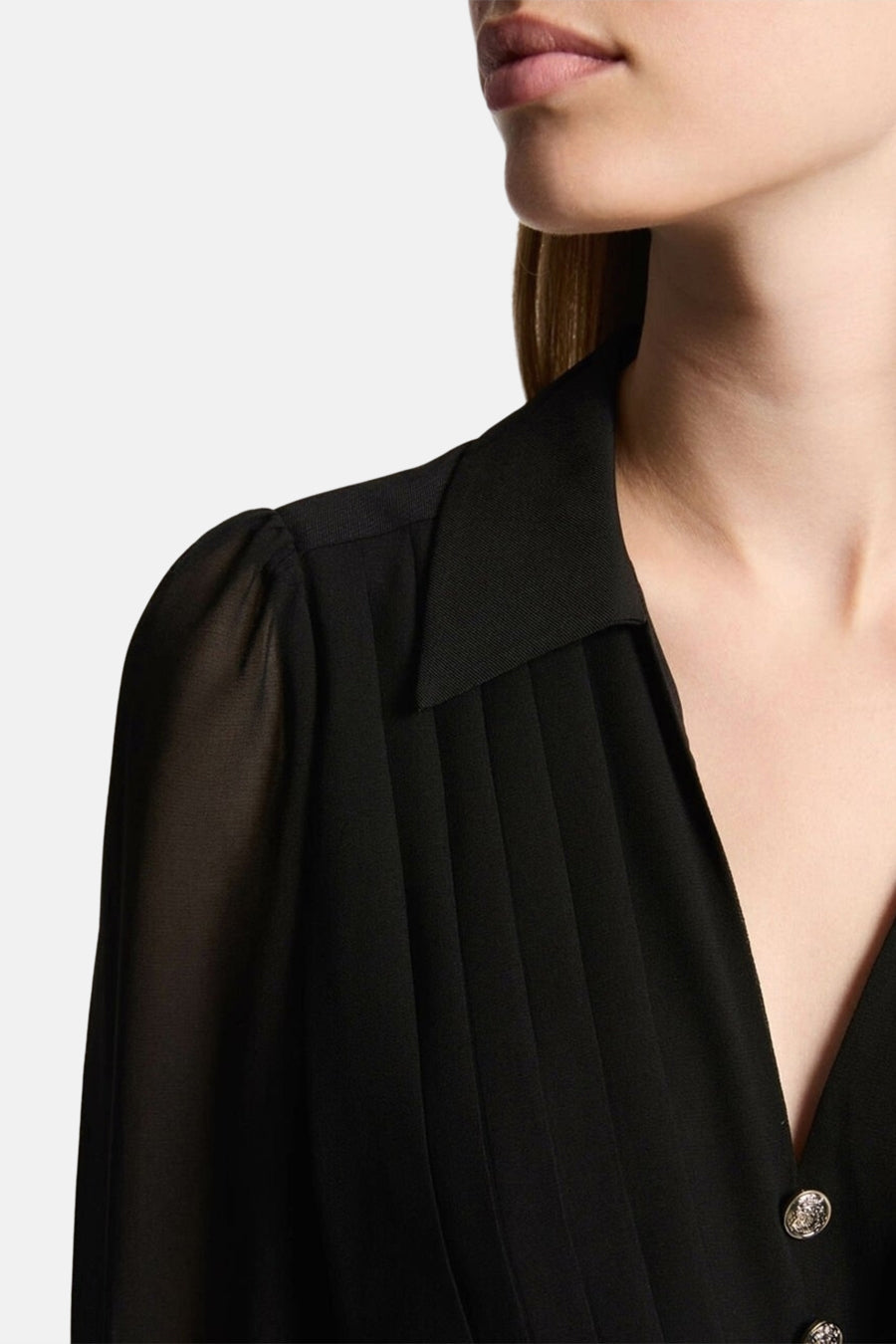 Zwarte jurk met lange mouwen van Morgan de Toi, met klassieke kraag en geplooid detail aan de voorkant.