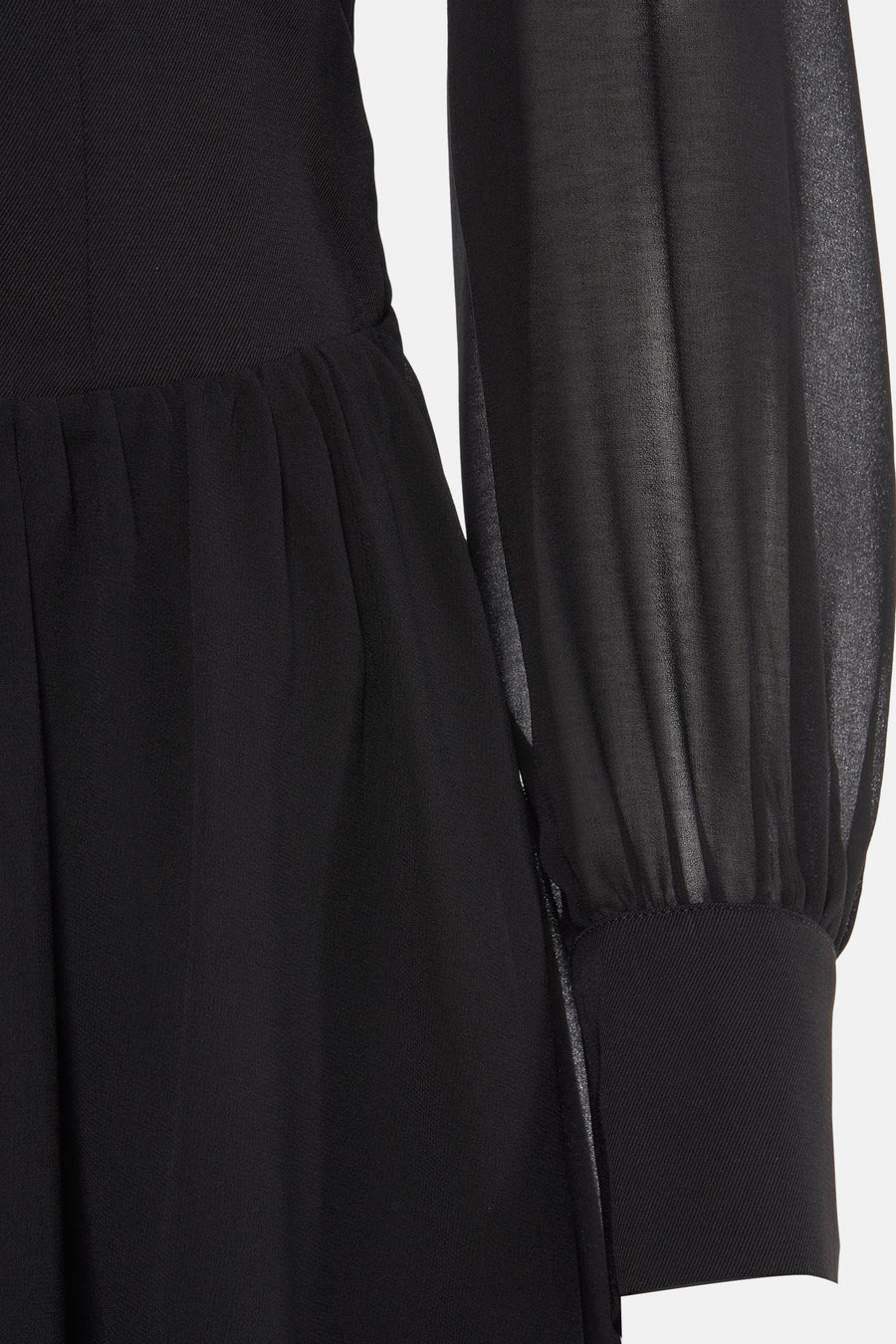 Zwarte jurk met lange mouwen van Morgan de Toi, met doorschijnende mouwen en geplooide details.