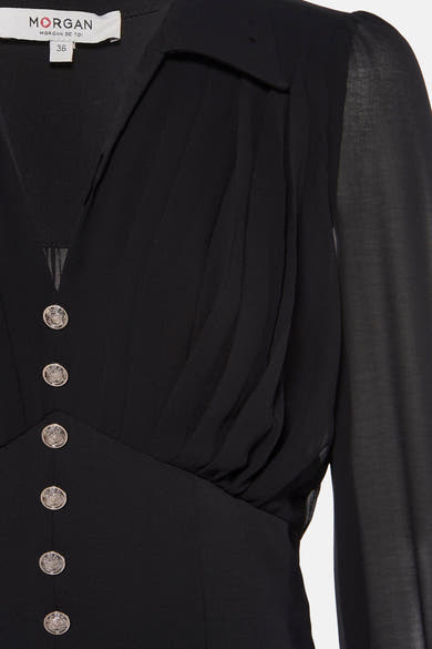 Zwarte jurk met lange mouwen van Morgan de Toi, met geplooide details en decoratieve zilveren knopen.