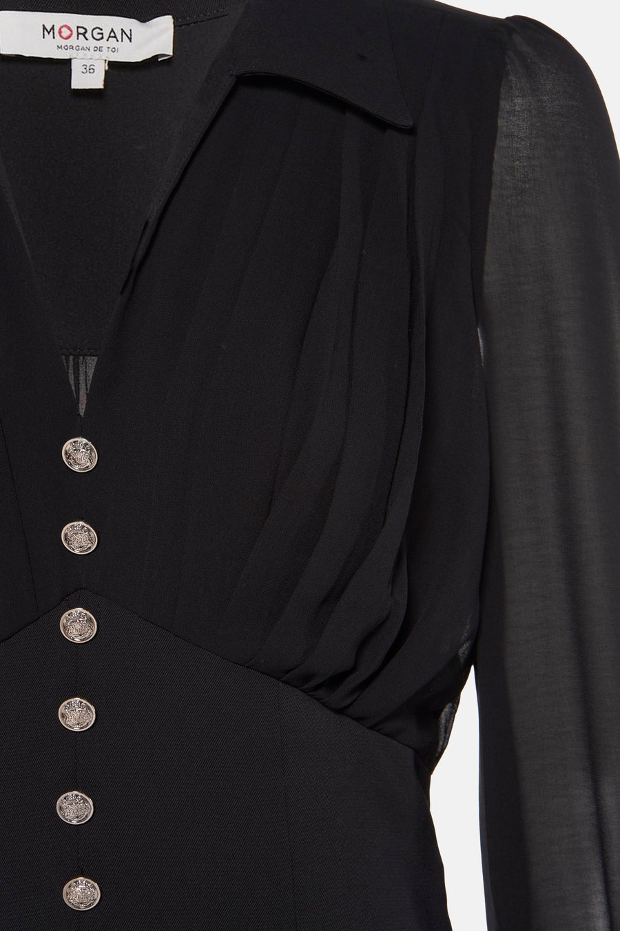 Zwarte jurk met lange mouwen van Morgan de Toi, met geplooide details en decoratieve zilveren knopen.