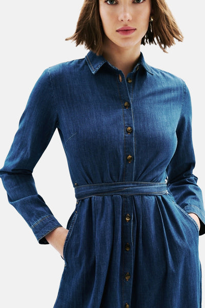 Robe en denim bleu moyen de CAROLL avec manches longues, ceinture nouée et boutons sur toute la longueur.