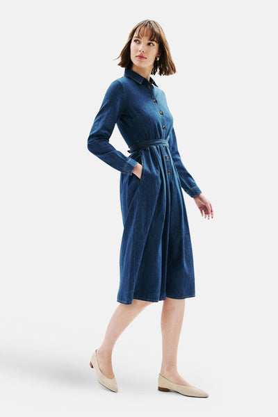 Mouwloze spijkerjurk in middieblauw van CAROLL, met riem en knopen aan de voorkant.