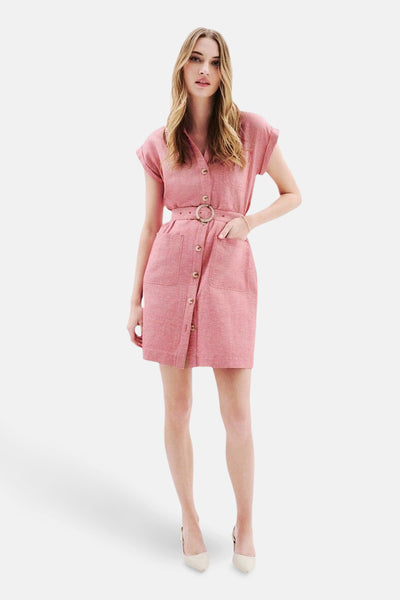 Robe courte rose de Caroll avec une ceinture à boucle ronde, des poches et des boutons.