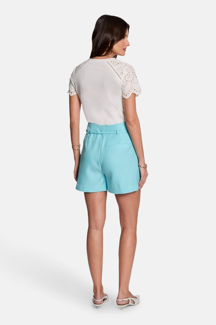 Short bleu Morgan de Toi, avec une ceinture ton sur ton et une poche arrière.