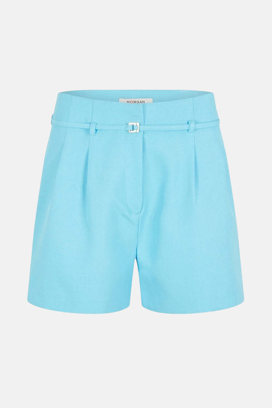 Short bleu clair de Morgan, avec ceinture тон sur тон à boucle argentée.