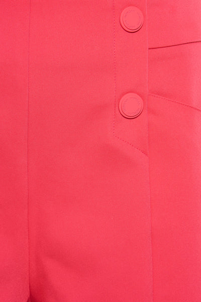 Short rose de Morgan de Toi avec deux boutons décoratifs circulaires affichant le logo de la marque.