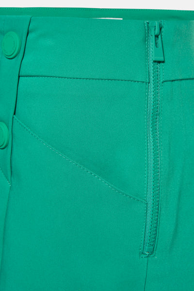 Short vert de Morgan de Toi, avec fermeture éclair et détails de boutons.
