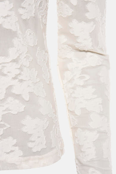 T-shirt à manches longues blanc de Morgan de Toi avec motif floral texturé sur maille transparente.

