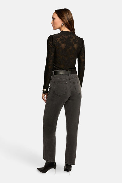 Zwart T-shirt met lange mouwen van Morgan de Toi, met bloemenpatroon in kant, gedragen met een high-waisted jeans.
