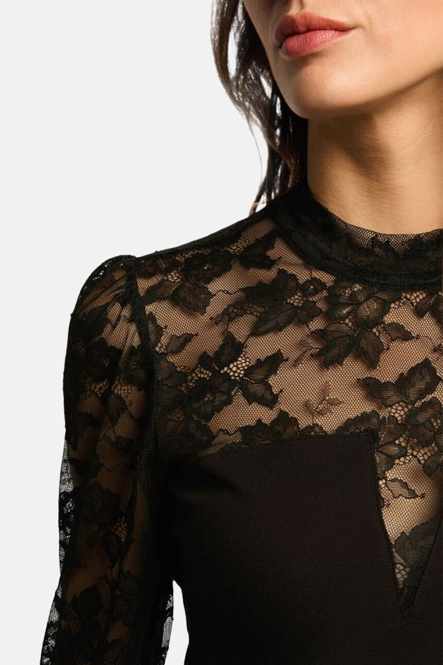 T-shirt à manches longues noir de Morgan de Toi, avec dentelle florale noire au col et aux manches.