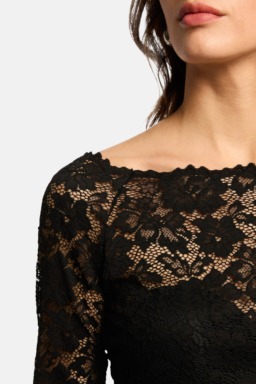 T-shirt à manches longues noir de Morgan de Toi en dentelle florale délicate, encolure bateau.
