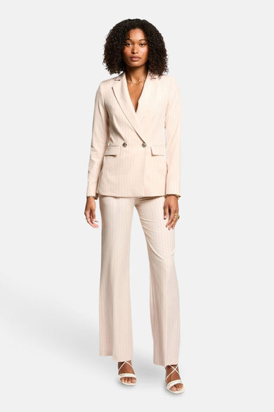 Beige gestreepte blazer van Morgan de Toi, met een dubbele rij knopen en gouden knopen, gedragen met een bijpassende broek en witte sandalen.