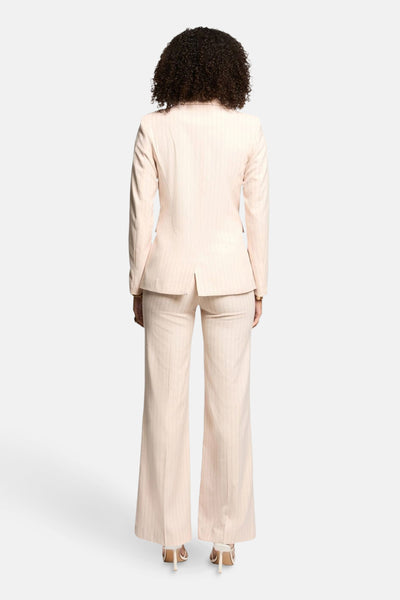 Beige blazer met fijne strepen van Morgan de Toi, gedragen met een bijpassende broek en hakken.