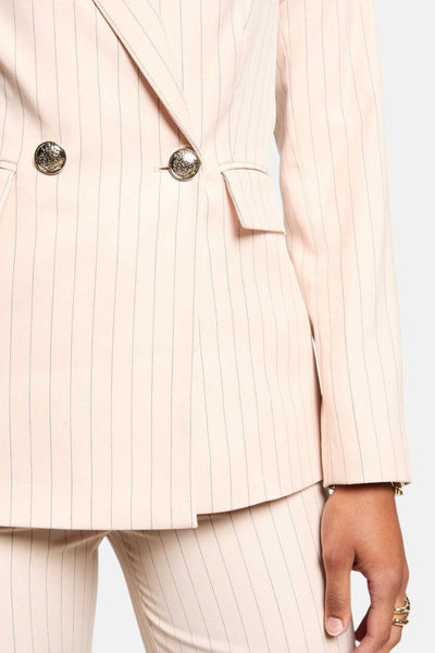 Blazer beige rayé by Morgan de Toi, avec boutons dorés et poche décorative.