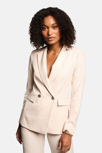 Beige gestreepte blazer van Morgan de Toi, met dubbele knoopsluiting en klepzakken.