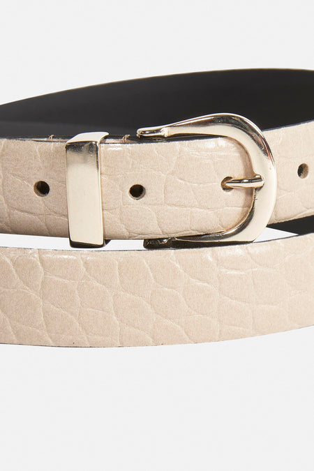 Ceinture écru de Legend, avec motif peau de crocodile et boucle dorée.
