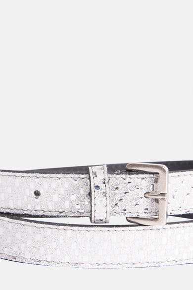 Ceinture argentée de Legend, avec motif texturé et boucle métallique argentée, présentée en gros plan.
