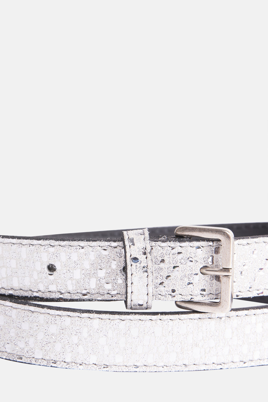 Ceinture argentée de Legend, avec motif texturé et boucle métallique argentée, présentée en gros plan.
