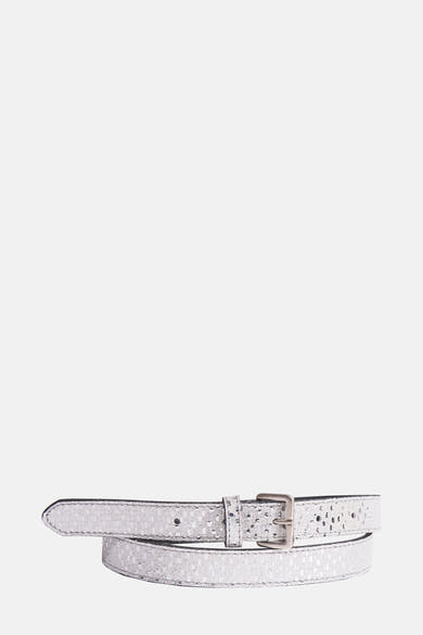 Ceinture argentée de Legend, avec un motif texturé subtil et une boucle métallique rectangulaire.
