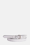 Ceinture argentée de Legend, avec un motif texturé subtil et une boucle métallique rectangulaire.
