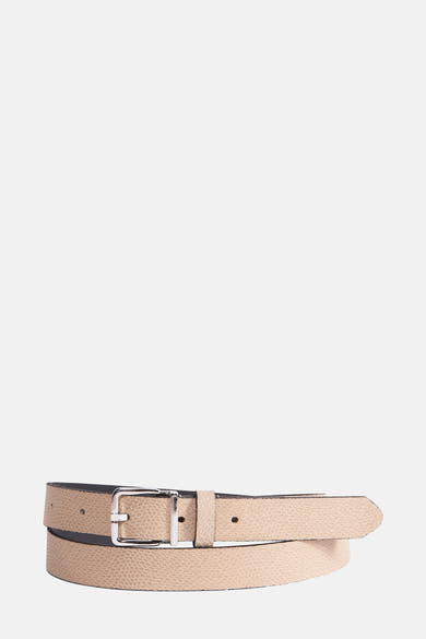 Ceinture beige texturée de Legend, avec boucle argentée, sur fond clair.