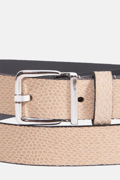 Ceinture beige en cuir, de Legend, avec une boucle carrée argentée et une texture nid d'abeille.