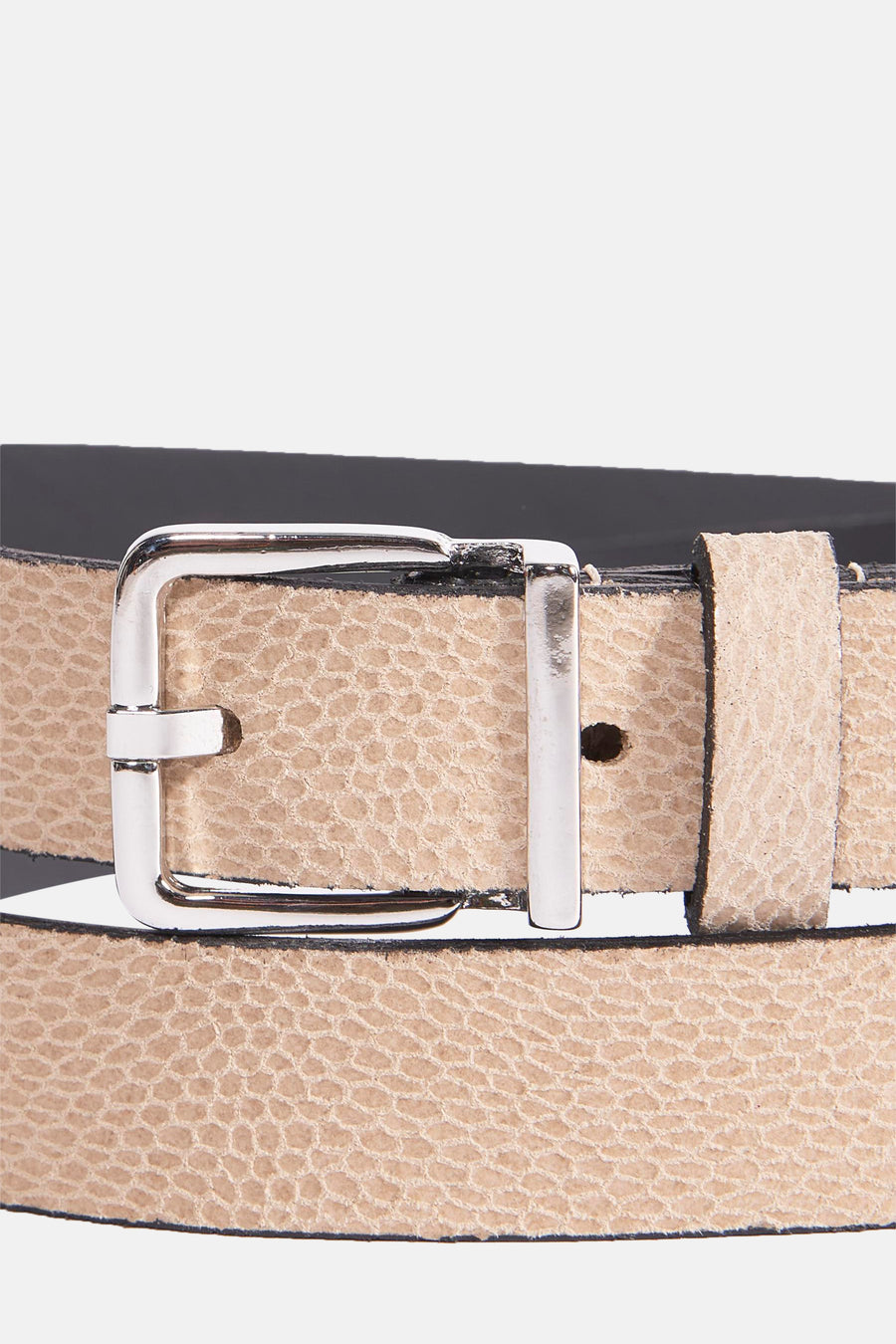 Ceinture beige en cuir, de Legend, avec une boucle carrée argentée et une texture nid d'abeille.