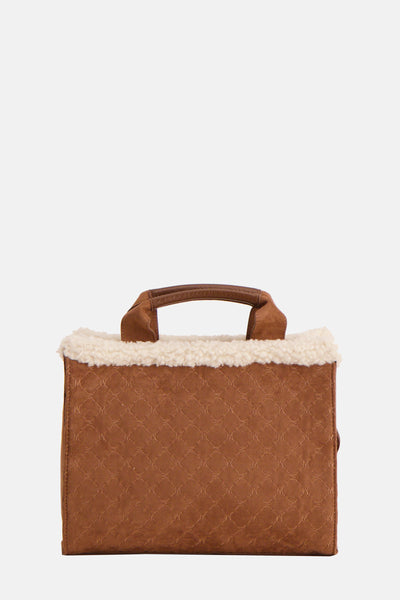 Sac à bandoulière cognac en faux daim de Morgan de Toi, bordure en fausse fourrure crème, motif matelassé.
