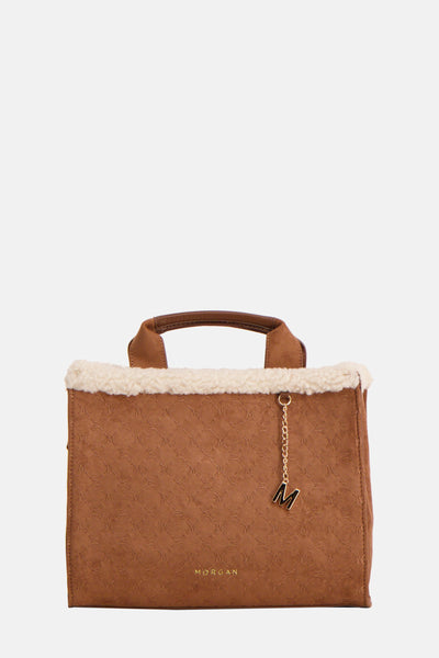 Sac à bandoulière cognac en suède par Morgan de Toi, avec garniture en fausse fourrure, motif losange et breloque « M ».
