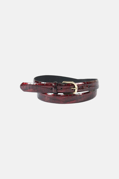 Ceinture bordeaux en cuir verni, de Legend, avec un motif crocodile texturé et une boucle dorée.