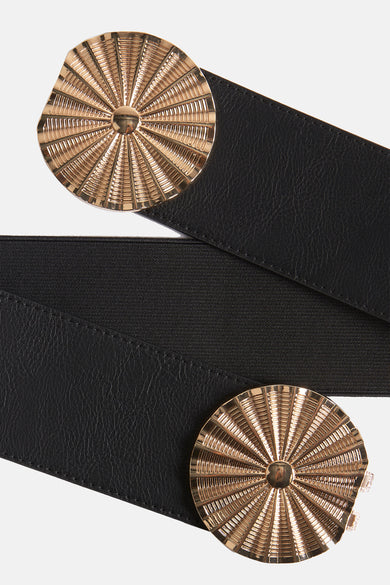Zwarte riem van Morgan de Toi, versierd met twee ronde gouden gespen met radiale patronen.
