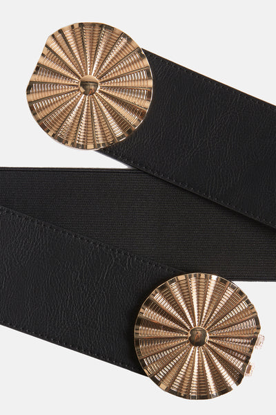 Zwarte riem van Morgan de Toi, versierd met twee ronde gouden gespen met radiale patronen.