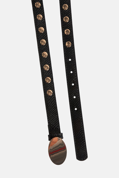 Ceinture noire, par Morgan de Toi, avec clous dorés et boucle ovale marbrée.
