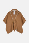 Cognac poncho van Morgan, met contrasterende stikseldetails en bijpassende riem, plat gepresenteerd.