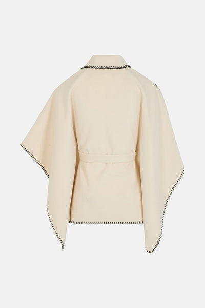 Poncho van Morgan van Toi in natuurlijk kleur met een strakke gordel en zwarte naaigord.