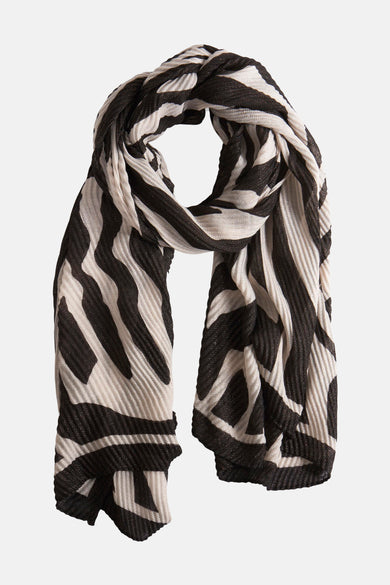 Multikleurige sjaal van Morgan de Toi, met zwart-witte zebra strepen, een geplooide en glanzende textuur.