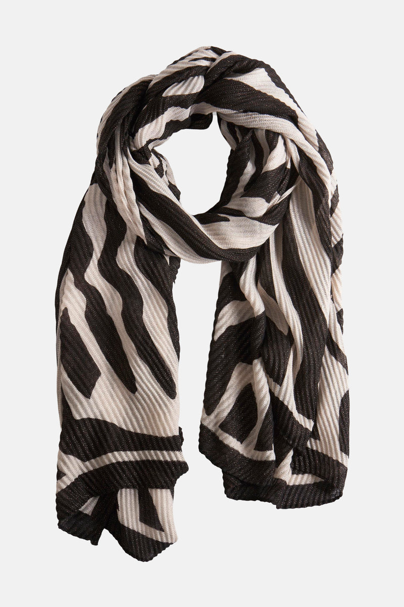 Multikleurige sjaal van Morgan de Toi, met zwart-witte zebra strepen, een geplooide en glanzende textuur.
