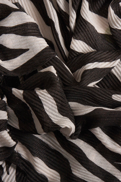 Multikleurige sjaal van Morgan de Toi, gestructureerd zebraprint met glinsterende reflecties, gedrapeerde opstelling.