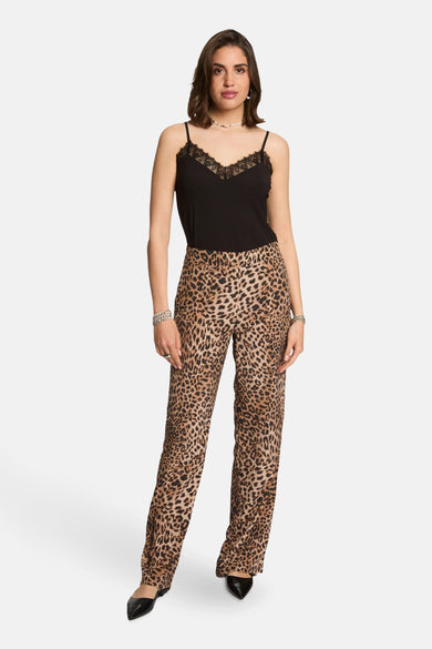 Zwarte tanktop van Morgan de Toi met kanten rand, gedragen met een broek met luipaardprint.
