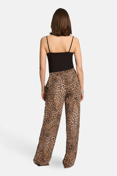 Zwarte tanktop van Morgan de Toi, gecombineerd met een broek met luipaardprint, achtergezicht.