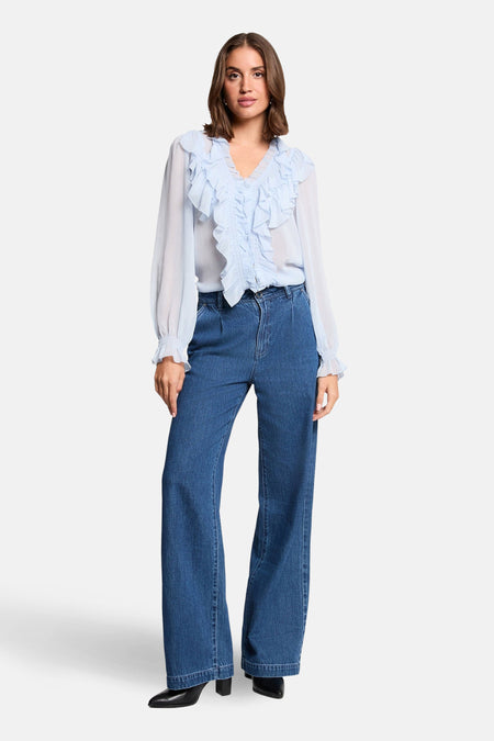 Chemisier bleu à manches longues de Morgan de Toi avec volants décoratifs.