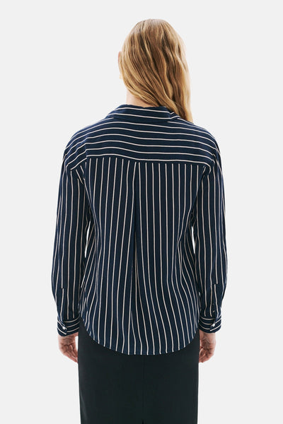 Blauw gestreept overhemd met lange mouwen van CAROLL, van achteren gezien, gedragen met een zwarte rok.