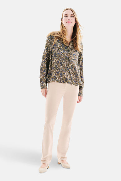 Multikleurige blouse met lange mouwen van CAROLL met paisley-motief, gedragen met een effen broek en bijpassende schoenen.