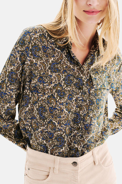 Multikleurig overhemd met lange mouwen van CAROLL, paisleyprint, gedragen met een beige broek.