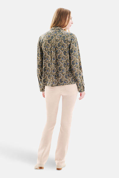 Multikleuren blouse met lange mouwen van CAROLL met een paisley-patroon en een beige broek.