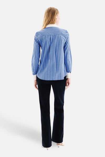 Blauw gestreept overhemd met lange mouwen van CAROLL, met een witte kraag en manchetten, gedragen met een donkere broek.