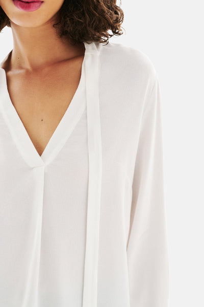 Witte blouse met lange mouwen van Caroll, met een V-hals en een toon-op-toon lint.